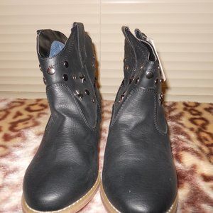 new with tags size 8 black ankle boots